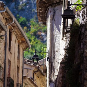 Façades de maisons et luminaire sur fond de montagne - France  - collection de photos clin d'oeil, catégorie rues